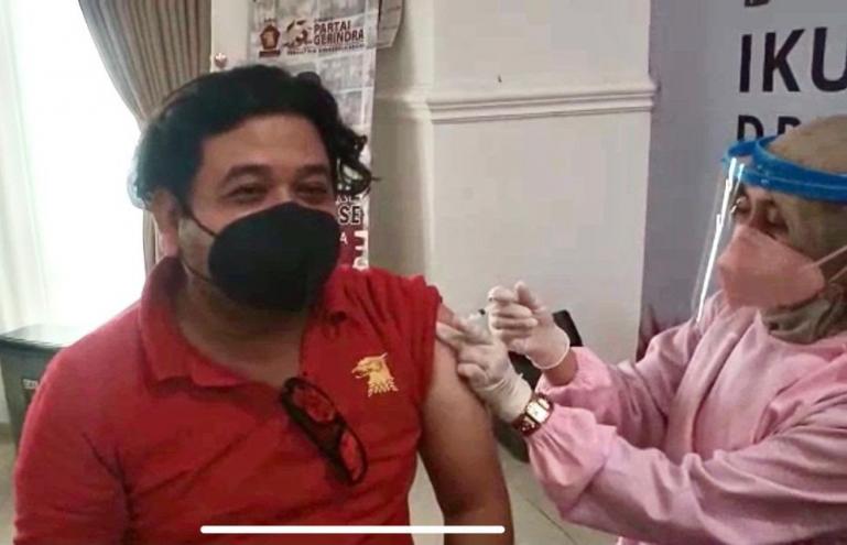 Salah seorang peserta yang ikut vaksinasi Covid massal yang diadakan DPD Gerindra Sumbar, Selasa kemarin (7/9). (Dok : Istimewa)