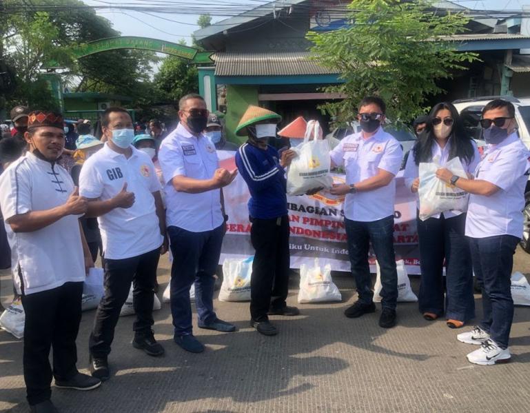 Ketua Umum GIB, Bastoni Purnama, didampingi pengurus yang lain saat serahkan bantuan kepada warga, Minggu (19/9). (Dok : Istimewa)