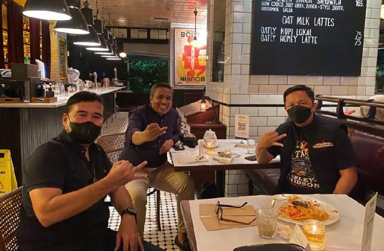 Tiga orang penggerak organisasi GIB berkumpul dalam sebuah kesempatan di salah satu kafe di Jakarta belum lama ini. (Dok : Istimewa)