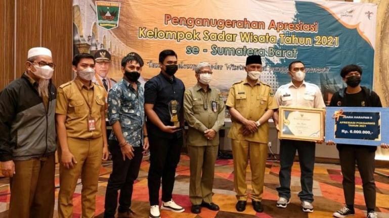 Gubernur Sumbar, Mahyeldi Ansharullah saat serahkan penghargaan kepada pengurus Pokdarwis Desa Wisata Apar, Senin (27/9). (Dok : Istimewa)