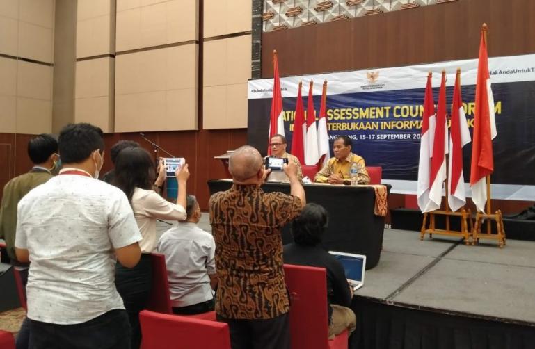 Ketua Komisi Informasi Pusat I Gede Narayana didampingi Komisioner Bidang Penelitian dan Dokumentasi KI Pusat Romanus Ndau Lendong saat merilis IKIP di Indonesia, di Tangerang, Banten, Jumat (17/9). (Dok : Istimewa)