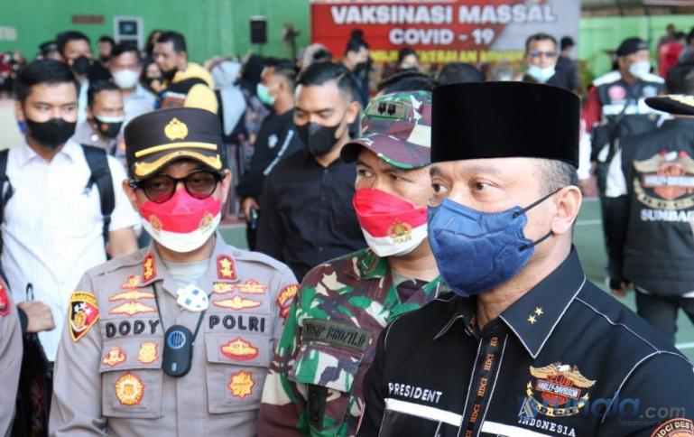 Kapolda Sumbar, Irjen Pol Teddy Minahasa Putra meninjau vaksinasi massal di GOR Bermawi Kota Bukittinggi, Sabtu (25/9). (Foto : Derizon)