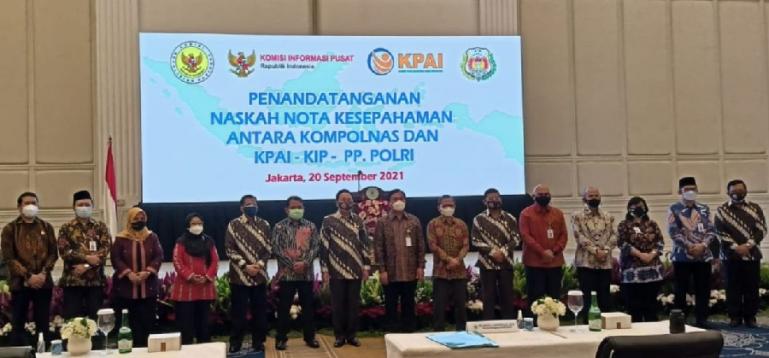 Komisi Informasi (KI) Pusat, bersama Kompolnas seusai penandatanganan MoU di Gedung PP (Purnawirawan Polisi) Polri Jakarta Selatan, Senin (20/9). (Dok : Istimewa)