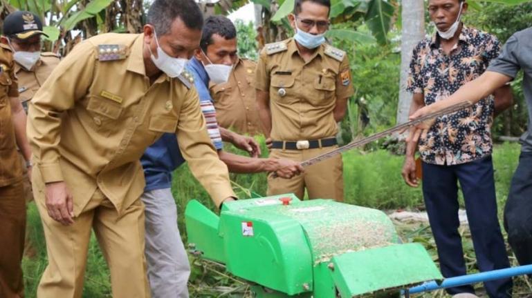 Mesin pencacah makanan sedang diuji coba Genius Umar sesuai menyerakan kepada masyarakatnya, Selasa (14/9). (Dok : Istimewa)