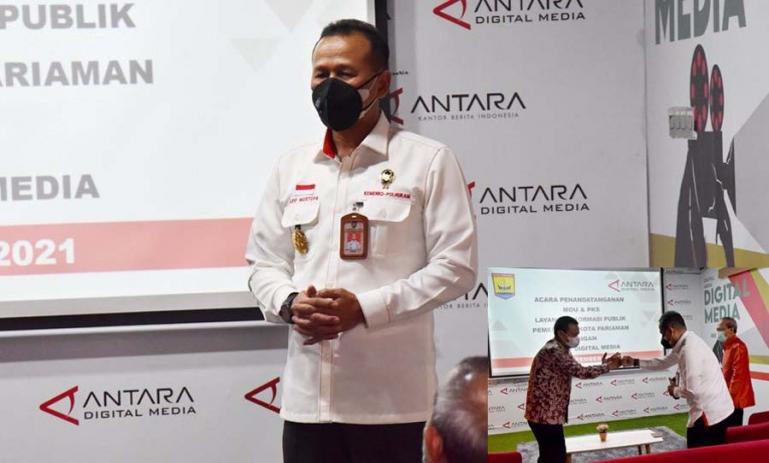 Deputi VII Bidang Koordinasi Komunikasi, Informasi, dan Aparatur Kemenko Polhukam, Marsda TNI Arif Mustofa, saat beri apresiasi Genius Umar, di Jakarka, Rabu (22/9). (Dok : Istimewa)