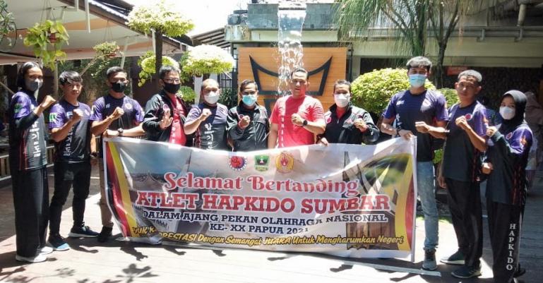 Ketua Pengprov Hapkido Sumbar, Risnaldi Ibrahim bersama pengurus dan atlet jelang berangkat ke PON XX Papua beberapa hari lalu. (Dok : Istimewa)