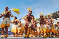 Para penari tifa Papua sedang menyambut kedatangan para kontingen di PON XX Papua, Kamis (23/9). (Dok : Istimewa)