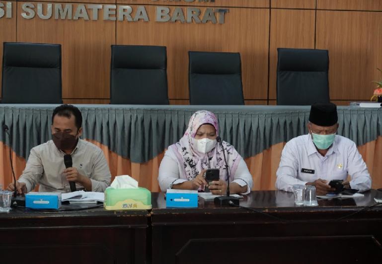 Anggota KPU Sumbar, Gebril Daulay (paling kiri) saat memimpin rakor KPU kabupaten kota se Sumbar dalam membahas draf PKPU terkait persiapan pendaftaran, verifikasi dan penetapan parpol untuk pemilu 2024, di KPU Sumbar, Kamis (16/9). (Foto : Arzil)