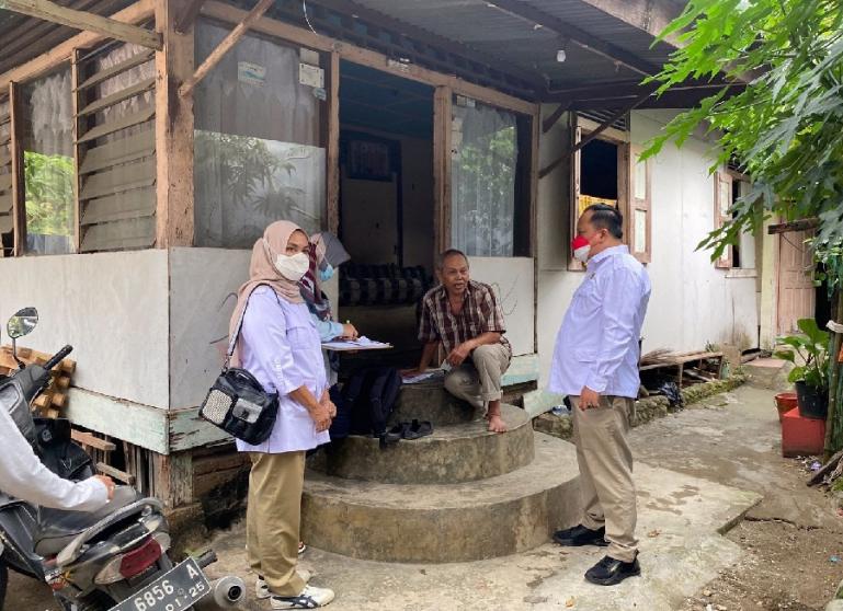 Anggota DPRD Padang Boby Rustam dan Wakil Ketua DPD Gerindra Sumbar, Nurhaida mengecek rumah warga yang akan dibedah. (Dok : Istimewa)