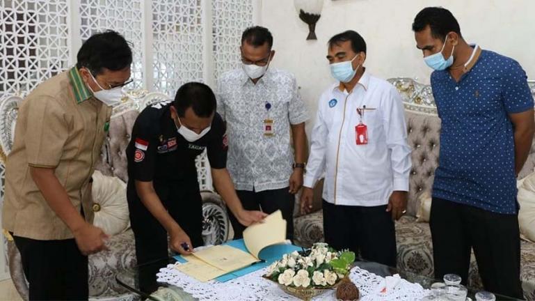 Penandatanganan MoU program sekolah penggerak antara Wali Kota Pariaman, Genius Umar dengan Kepala LPMP Sumbar, Dr Sofian Asmirza di Pariaman, Rabu siang (15/9). (Dok : Istimewa)
