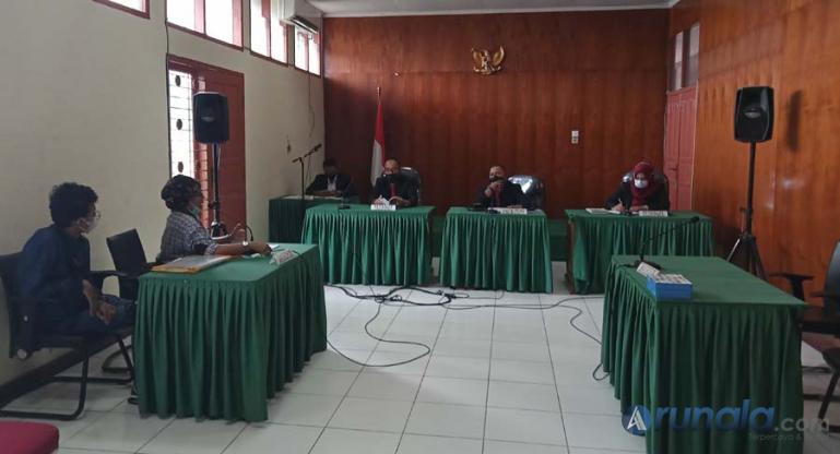 Ketua majelis sidang sengketa informasi, Adrian Tuswandi terpaksa menskor sidang yang diajukan pemohon Yulia Agusta, karena pihak termohon tidak hadir pada sidang yang digelar Selasa (7/9). (Foto : Arzil)