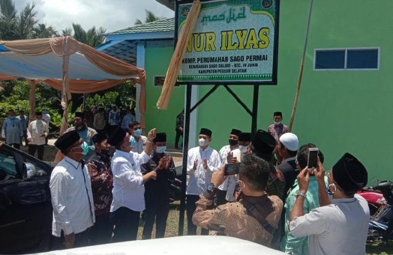 Bupati Pessel, Rusma Yul Anwar saat meresmikan Masjid Nurul Ilyas di Kampung Karang Sago, Jumat (3/9). (Dok : Istimewa)