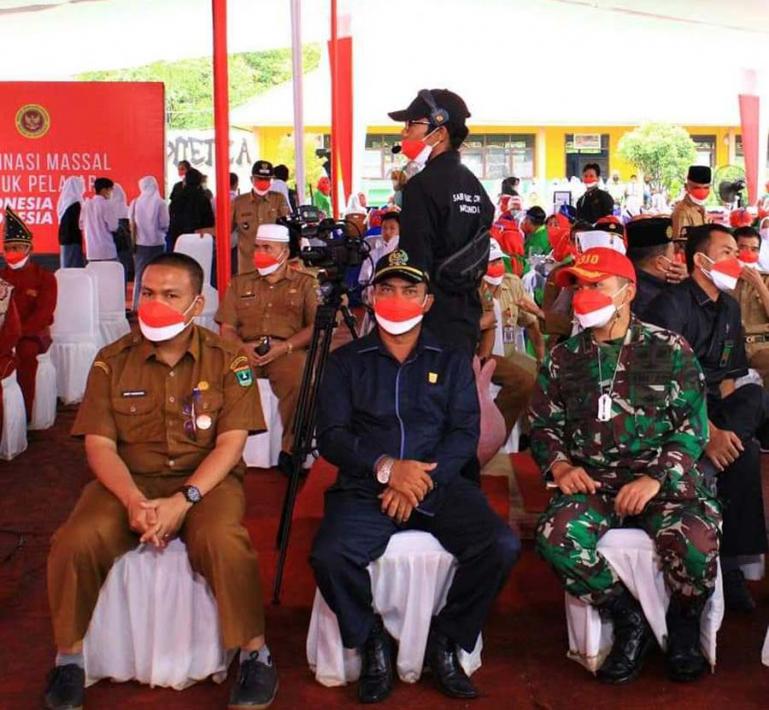 Ketua DPRD Dharmasraya, Pariyanto menghadiri acara vaksinasi missal bagi pelajar di kabupaten itu, Senin (13/9). (Dok : Istimewa)