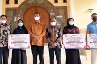 Wali Kota Genius Umar saat serahkan pinjaman Marandang dari pihak BN kepada para kreditur yang ada di Kota Pariaman, Kamis (9/9). (Dok : Istimewa)