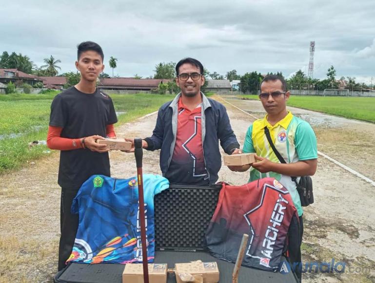 Ego Irza Rahman Atlet Perpani Sumbar, Pelatih Perpani Sumbar Andre, serta Sekum Perpani Sumbar berfoto bersama usai serahkan peralatan tanding untuk PON XX Papua, di FIK II UNP, Minggu (19/9). (Foto : Can)