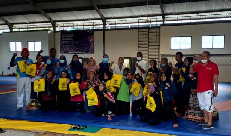 Porwosi Sumbar dan KONI Sumbar berfoto bersam usai silahtutahmi di Gedung Beladiri GOR H Agus Salim Padang, Jumat (16/9). (Foto : Can)