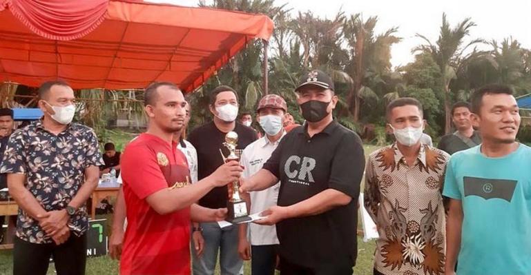 Wawako Pariaman, Mardison Mahyuddin serahkan tropi juara I kepada tim  Ramadhan FC Padang, Kamis (16/9). (Dok : Istimewa)