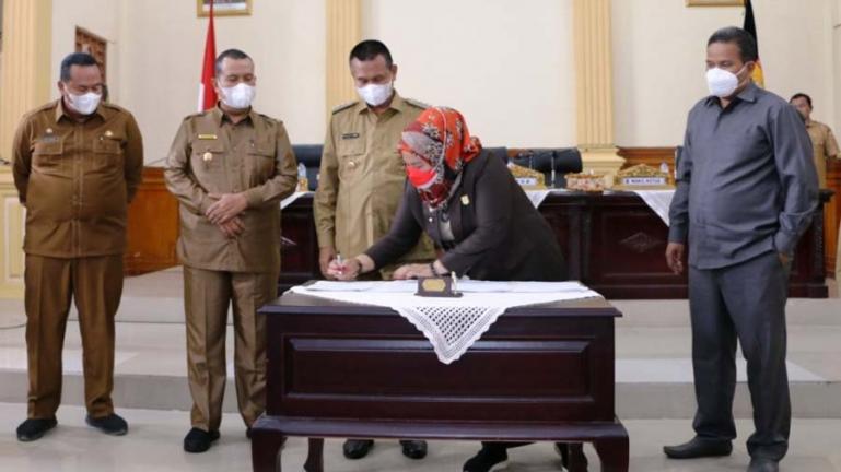 Ketua DPRD Kota Pariaman, Fitri Nora disaksikan Wali Kota Pariaman Genius, tanda tangani berita acara pengesah rancangag KUA PPAS perubahan, Senin (13/9). (Dok : Istimewa)