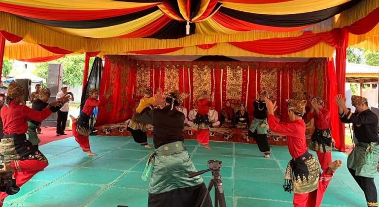 Penampilan anggota Sanggar Mustika Minang Duo dalam ajang festival Randai se Sumbar 2021, di pentas Taman Budaya Padang, Selasa (7/9). (Dok : Istimewa)