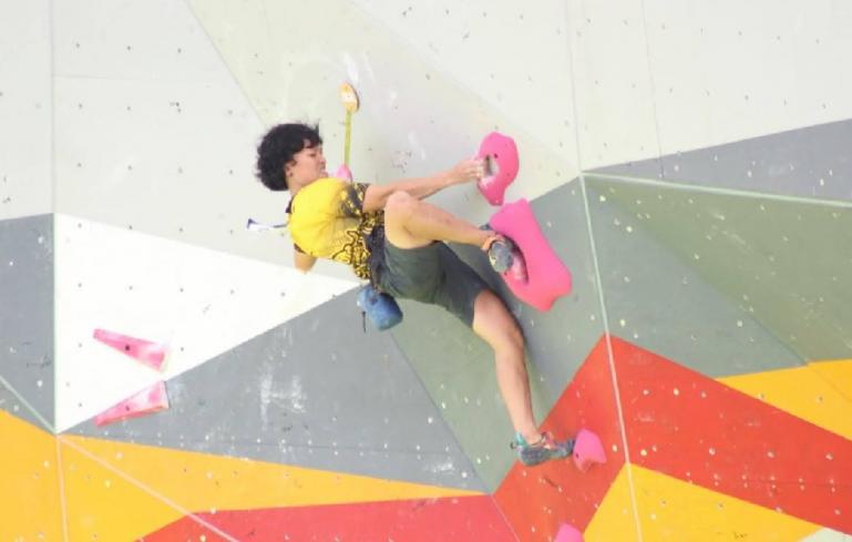 Apriana Nasution atlet panjat tebing Sumbar berhasil lolos pada babak kualifikasi pada Pekan Olahraga Nasional (PON) XX 2021 di Arena Panjat Tebing SP 2 Mimika, Papua, Senin (27/9). (Dok : Humas KONI Sumbar)