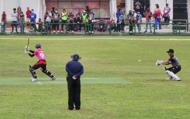 Tim Cricket Sumbar (pink) saat menghadapi tim dari Nusa Tenggara Timur (hitam) pada PON XX Papua 2021 di Lapangan Cricket Doyo Baru, Senin (27/9). (Dok : Humas KONI Sumbar)
