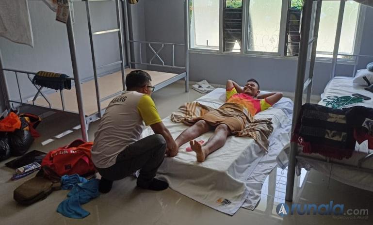 Tim Massase Kontingen Sumbar, Kabupaten Jayapura Langgen Sukma Jaya tengah lakukan reposisi Atlet Muay Thai Ryan Nofrizal di Mess Gedung STT Sidi, Kabupaten Jayapura, Minggu (26/9). (Foto : Can)