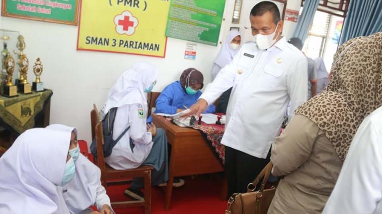 Vaksinasi massal di SMAN 3 Pariaman ditinjua langsung Wali Kota Genius Umar, Rabu (8/9). (Dok : Istimewa)