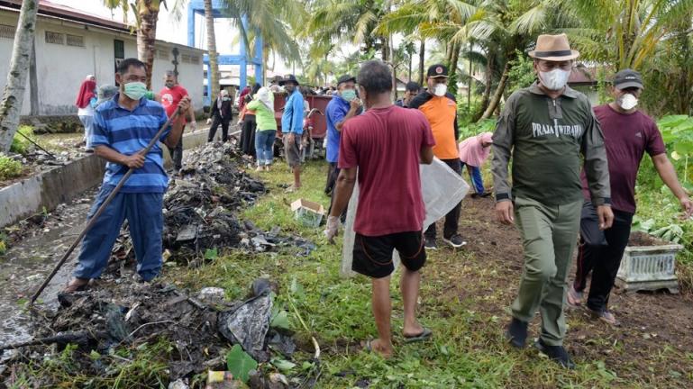 Walikota Pariaman, Genius Umar ketika meninjau BBGRM  Dusun Utara, Desa Naras I, Kecamatan Pariaman Utara , Jumat (10/9). (Dok : Istimewa)