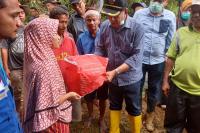 Korban Longsor Kampung Air Tambang Dibantu: Bupati Pessel: Warga Bermukim di Perbukitan Agar Waspada