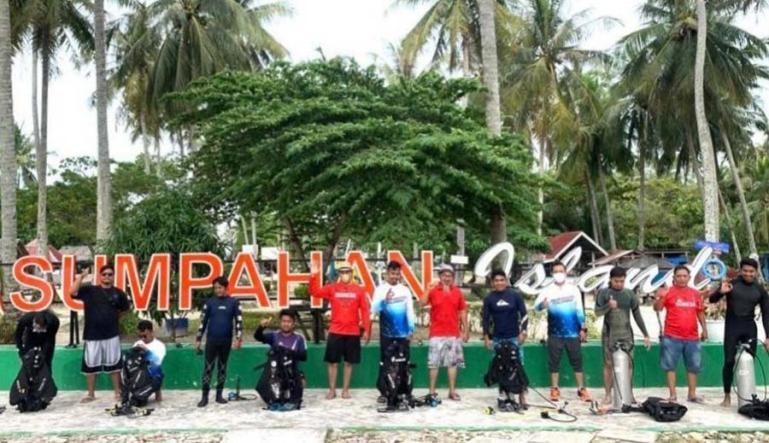 Pemandu wisata Kota Pariaman sedang ikuti latihan selam di kawasan Pessel, Selasa (5/10). (Dok : Istimewa)