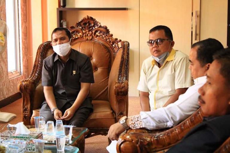 Wakil ketua DPRD Adi Gunawan menerima kunjungan anggota DPRD Tanahdatar, Selasa (12/10). (Dok : Istimewa)