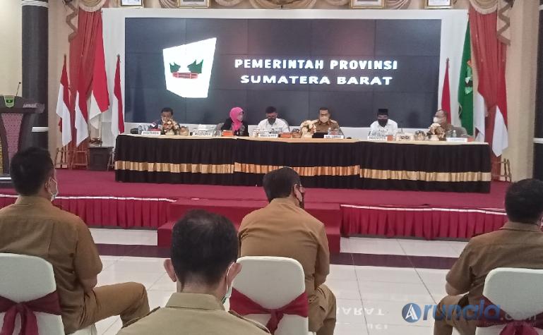 Alirman Sori bersama tiga anggota DPD RI asal Sumbar lainnya saat diskusi dengan para kepala OPD di Setprov Sumbar, Senin (18/10). (Foto : Arzil)