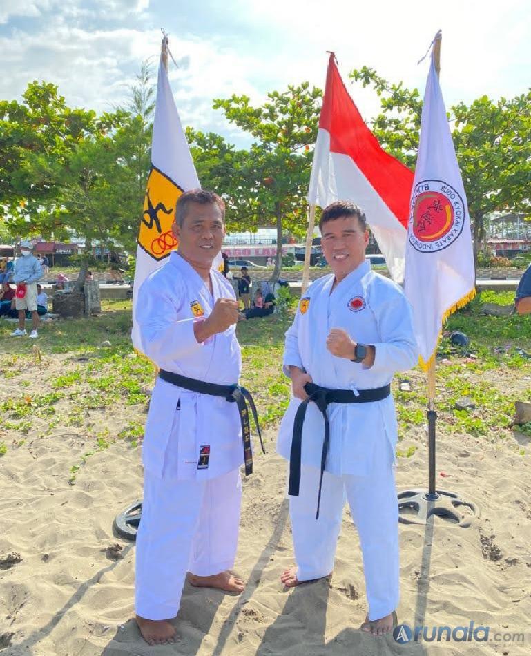 Ketua Pengprov Budo Kyokai Sumbar, Alirman Sori saat terima mandat sebagai ketua dari Senpai Ishak, Minggu pagi (17/10). (Foto : Arzil)