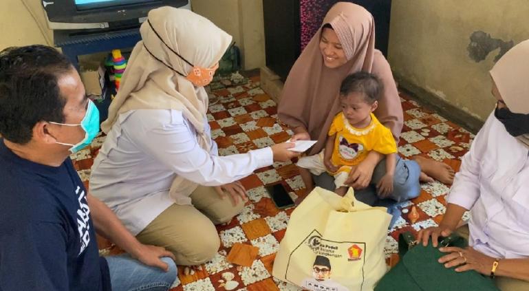Pengurus Gerindra Sumbar serahkan uang tunai dan sembako kepada keluarga Shanum, balita penderita jantung bocor di Lubeg. (Dok : Istimewa)