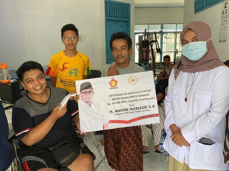 Pengurus Gerindra Sumbar Nurhaida menyerahkan bantuan dari Andre Rosiade untuk atlet Perpanas Sumbar yang akan berangkat ke Papua. (Dok : Istimewa)
