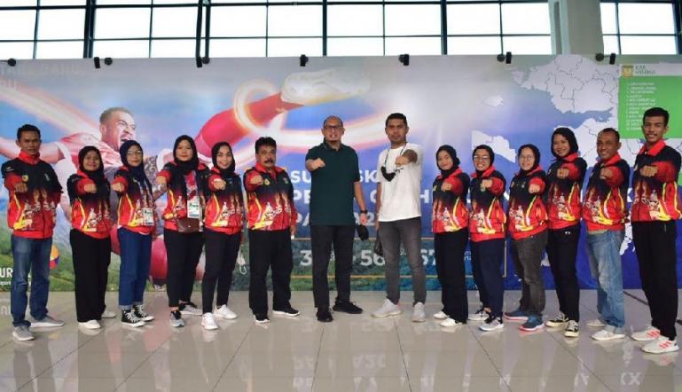 Ketua Forki Sumbar Andre Rosiade menyambut dan menjamu para karateka Sumbar usai berlaga di PON Papua, Minggu (17/10) di Soetta, Tangerang. (Dok : Istimewa)