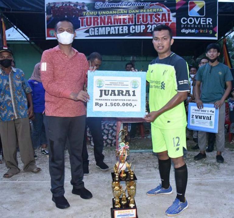 Peringkat juara 1 terima hadian dari Wali Kota Pariaman, Genius Umar, Kamis (7/10). (Dok : Istimewa)