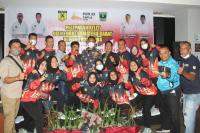 Pengurus Forki Sumbar bersama para atlet karateka yang siap bertanding di PON XX Papua, Sabtu (3/10). (Dok : Istimewa)