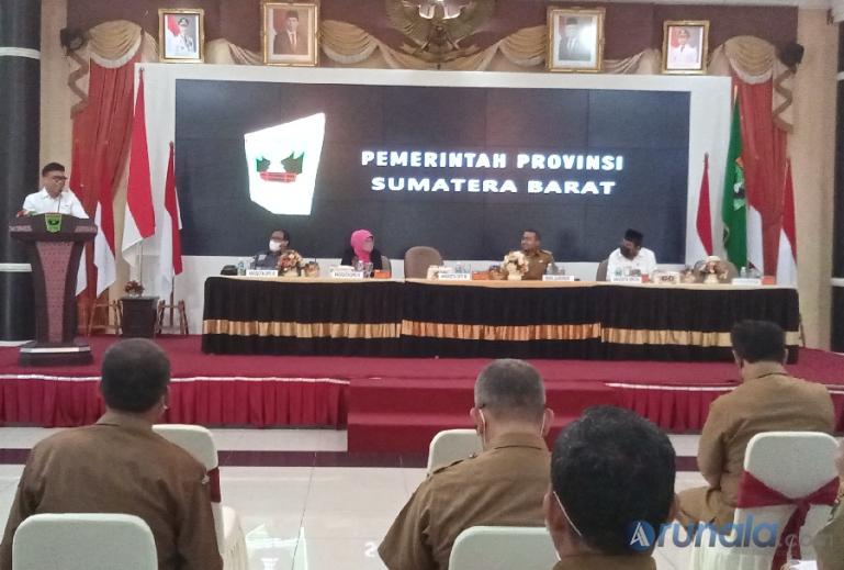 Anggota DPD RI asal Sumbar, Alirman Sori beri sambutan saat pertemuan dengan para OPD di Pemprov Sumbar, Senin (18/10). (Foto : Arzil)