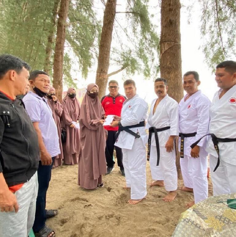 Ketua Pengprov Budokai Sumbar, Alirman Sori dan pengurusnya saat serahkan reward kepada mahasiswa STAI MA Bayang yang Hafiz Al Quran, Rabu (20/10). (Dok : Istimewa)