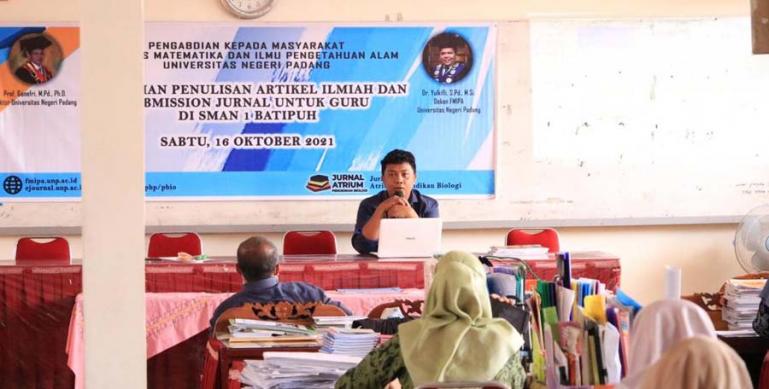 Chief Relsas Yogica bersama tim saat beri pelatihan artikel ilmiah pada guru-guru SMA 1 Batipuh, (16/10) lalu. (Dok : Istimewa)