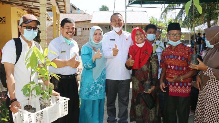 Wako Pariaman, Genius Umar didampingi secara simbolis serahkan bantuan bibit tanaman kepada Pj Kepala Desa Tanjung Sabar, Risman, Rabu (6/10). (Dok : Istimewa)
