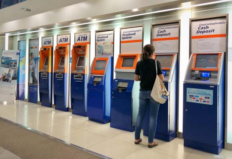 Seorang warga sedang lakukan transaksi di ATM center di Jakarta. Desember ini BI akan turunkan biaya transfer antarbank jadi Rp2.500. (Dok : Istimewa)