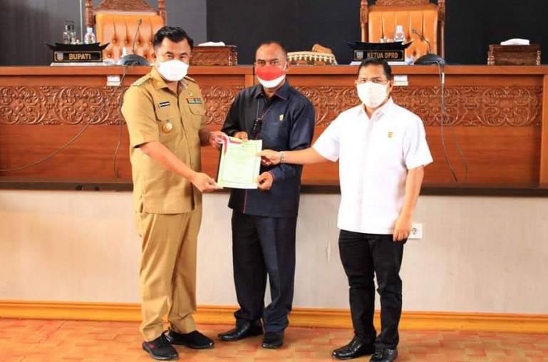 Ketua DPRD Dharmasraya, Pariyanto dan Wakil Ketua, Adi Gunawan serta Bupati Sutan Riska seusai rapat pleno pembahasan rancangan APBD 2022, Senin (25/10). (Dok : Istimewa)