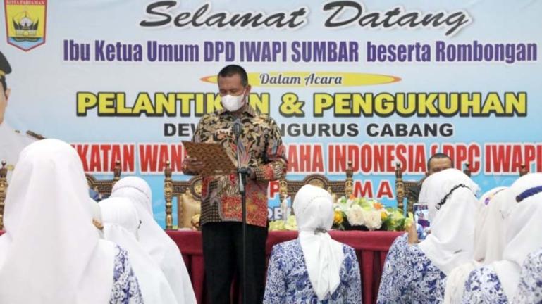 Wali Kota Pariaman, Genius Umar saat melantik kepengurusan DPC IWAPI Kota Pariaman, Kamis (7/10). (Dok : Istimewa)