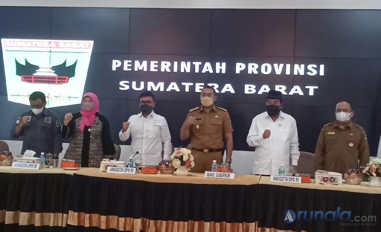 Pertemuan Anggota DPD RI Dapil Sumbar dengan para OPD di Setprov Sumbar, Senin (18/10). (Foto : Arzil)