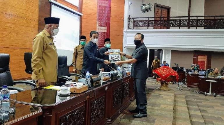 Wakil Ketua DPRD Sumbar, Indra Dt Rajo Lelo disaksikan Gubernur Mahyeldi Ansharullah menerima dokumen hasil pandangan salah satu faksi di DPRD Sumbar, Selasa (19/10). (Dok : Istimewa)