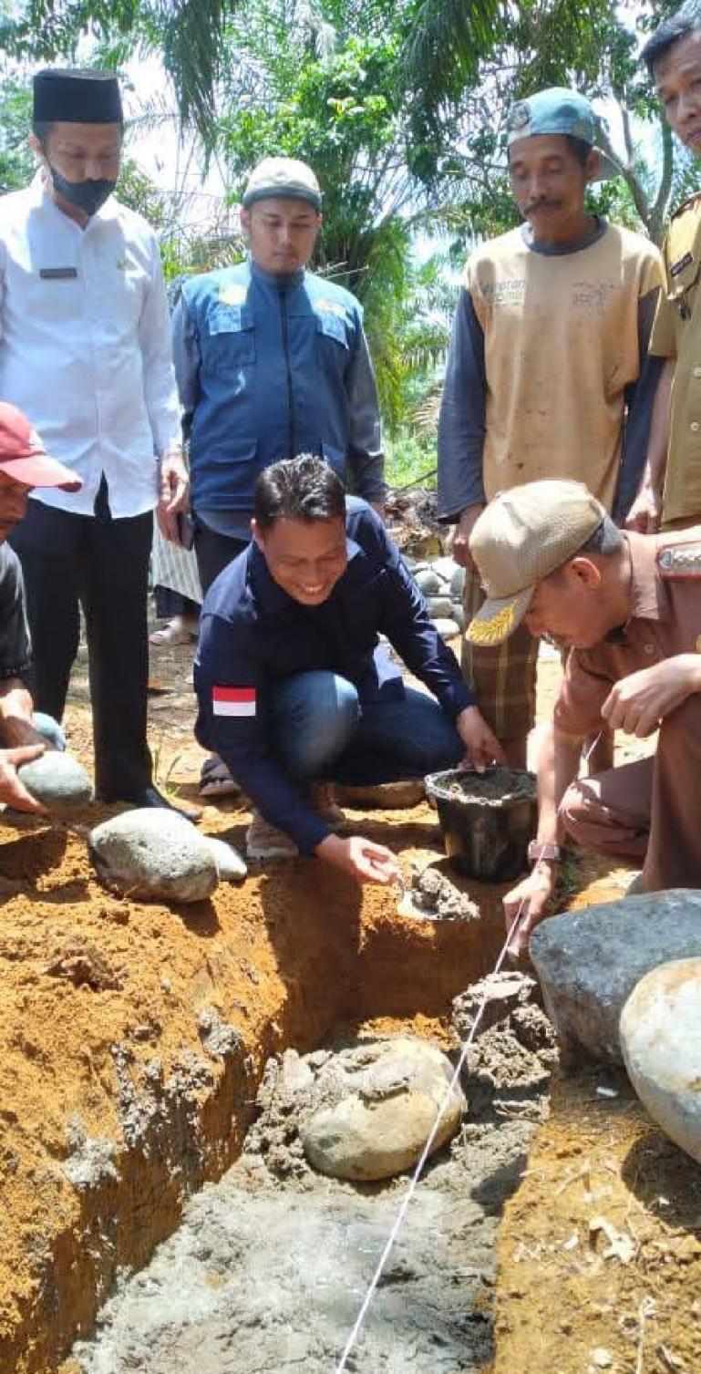 Wakil Ketua DPRD Pessel, Hakimin lakukan peletakan batu pertama pembangunan Musala Al Kadar, Rahul, Pessel, Senin (4/10). (Dok : Istimewa)