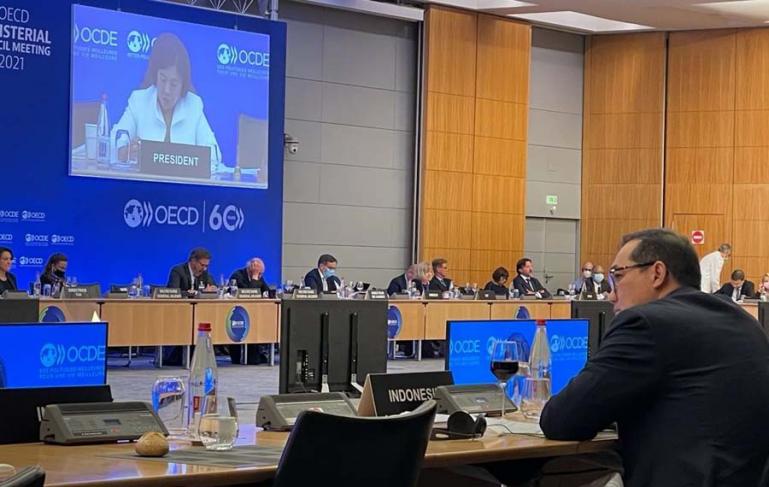 Mendag Lutfi menghadiri sesi pleno tingkat menteri yang mengangkat beberapa pembahasan utama, antara lain Innovation and Inclusive Pathways to Net-Zero dan Working Lunch dengan tema Promoting Trade for All. (Dok : Istimewa)