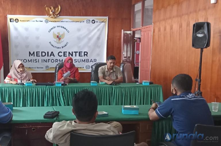 Komisioner KI Sumbar beri penjelasan tentang monev 2021 yang mereka lakukan kepada wartawan saat konferensi pers, Selasa (26/10). (Foto : Arzil)